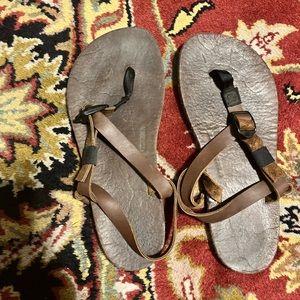 Men’s Shamma sandals all brown leather classic barefoot sandal.